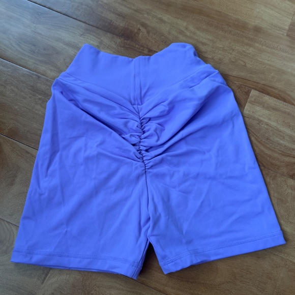 CLS seamless front scrunch shorts - Picture 2 of 3